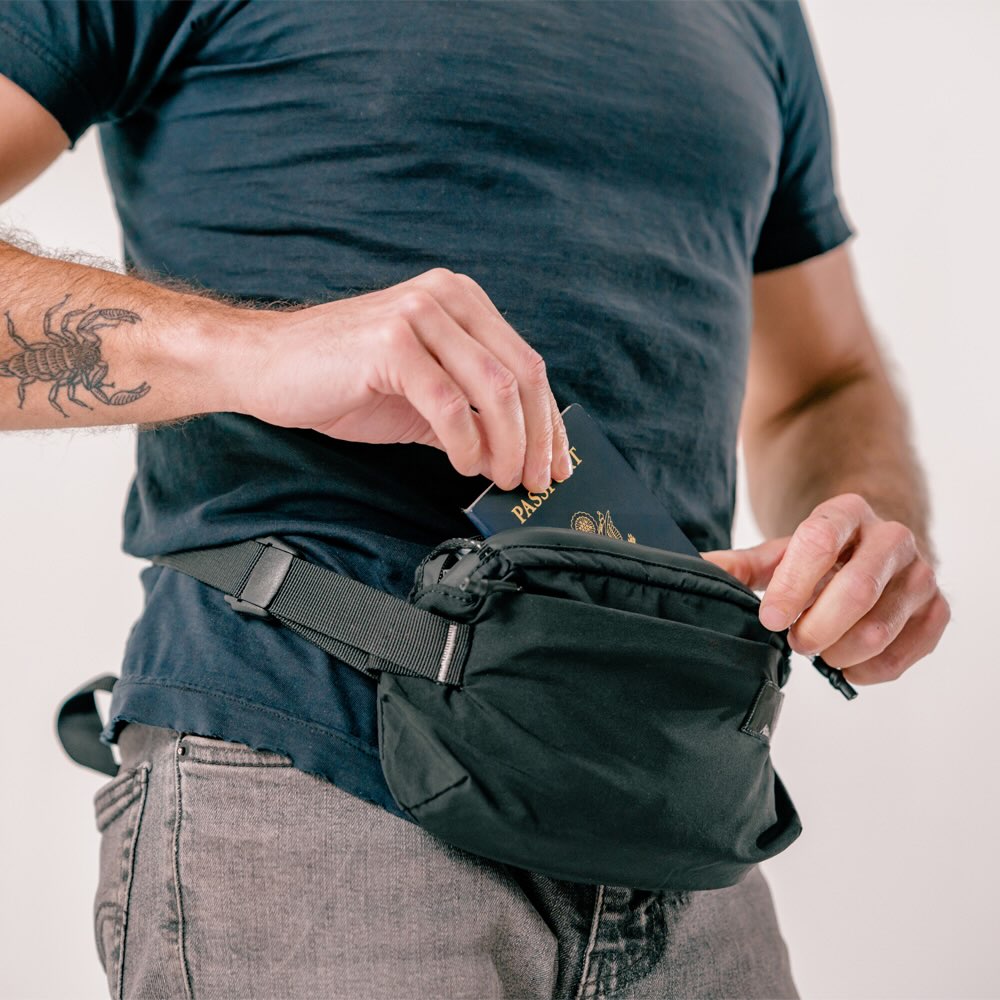 Matador ReFraction Packable Sling (black) - Ultraleichte, faltbare Hüfttasche für Städtereisen (2 Liter) von Matador