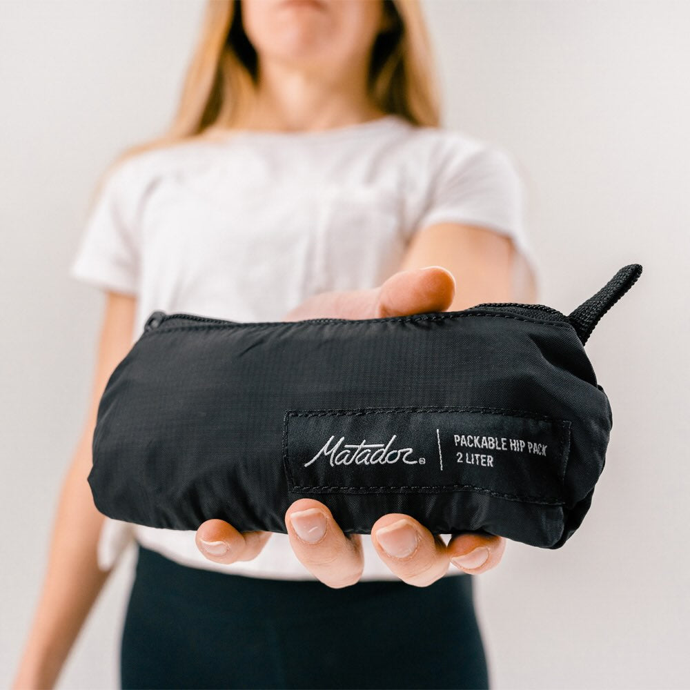 Matador ReFraction Packable Sling (black) - Ultraleichte, faltbare Hüfttasche für Städtereisen (2 Liter) von Matador
