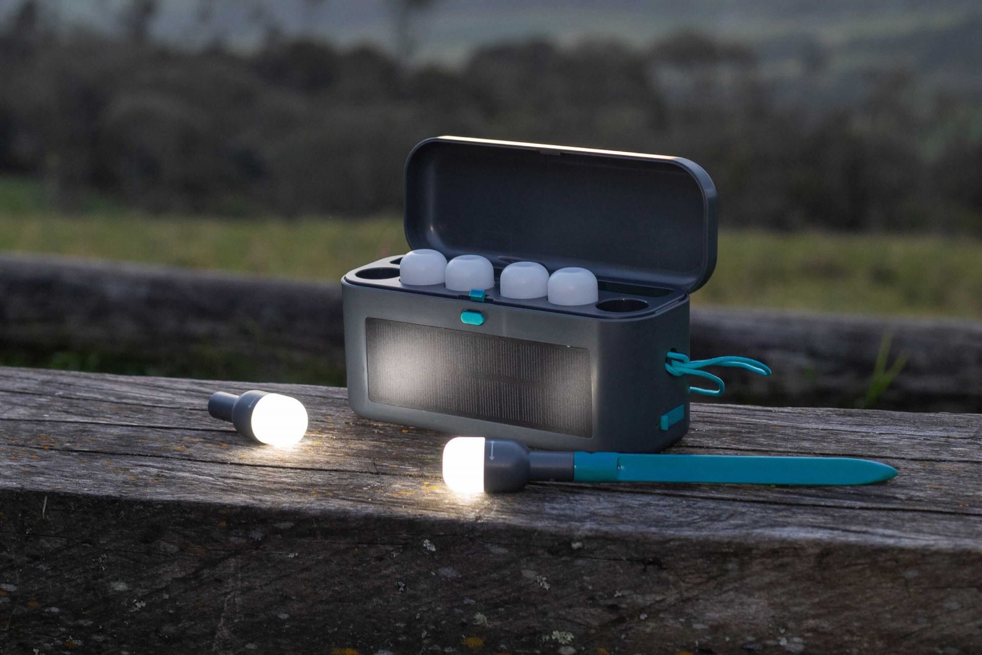 BioLite Site Lights  Set mit 6 Hängeleuchten und Solar-Ladecase von BioLite