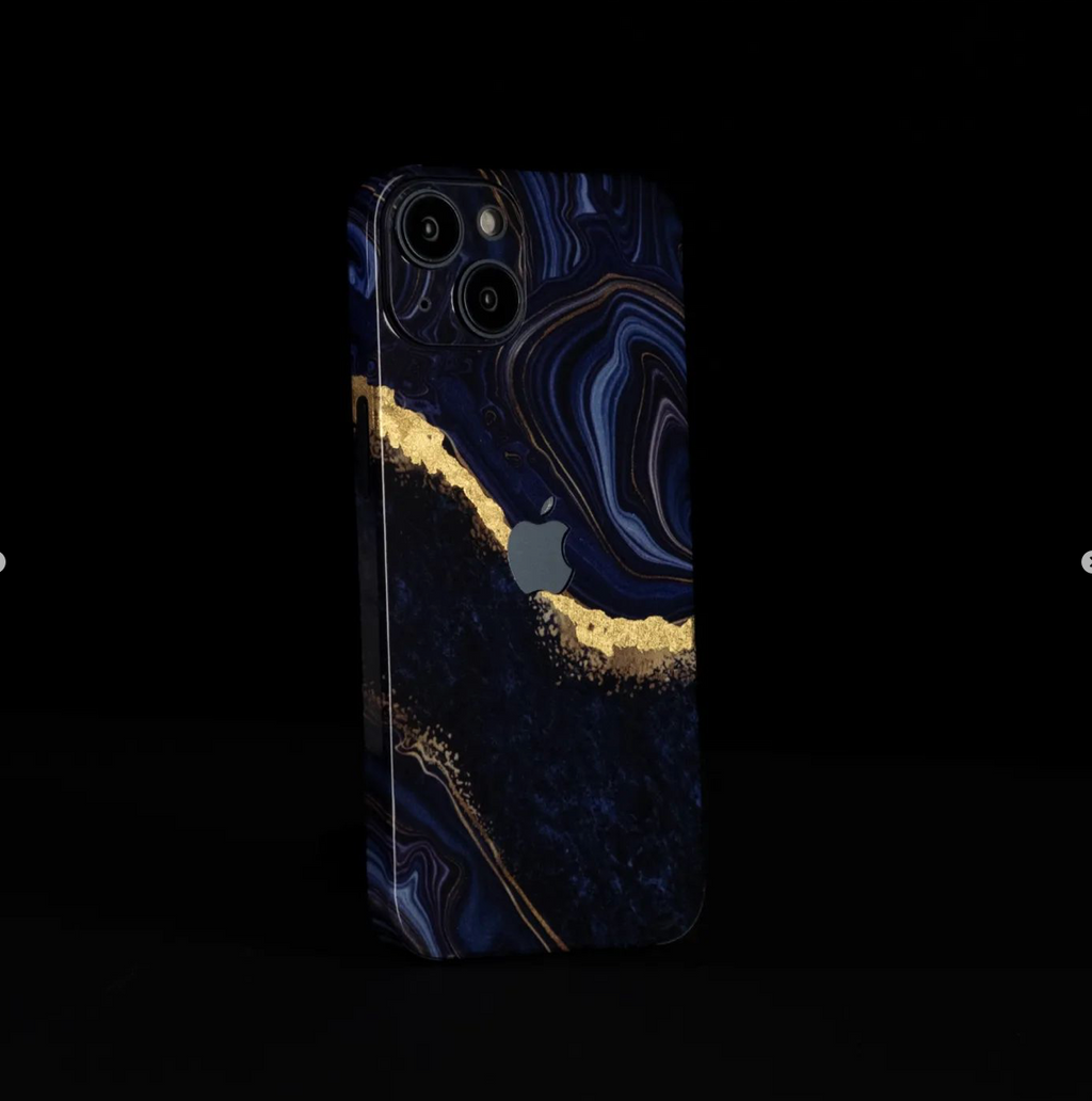 iPhone 16 Pro Skin mit 24K Gold Luxury Blue