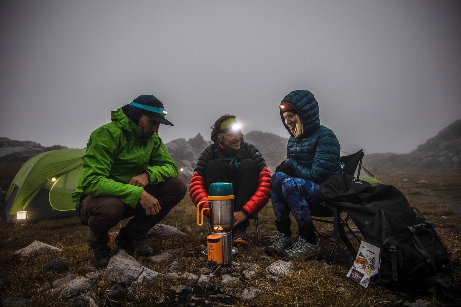 Campingkocher und Ladestation für Smartphones . Aus Holzfeuer Strom erzeugen ! BioLite CampStove Complete Cook Kit