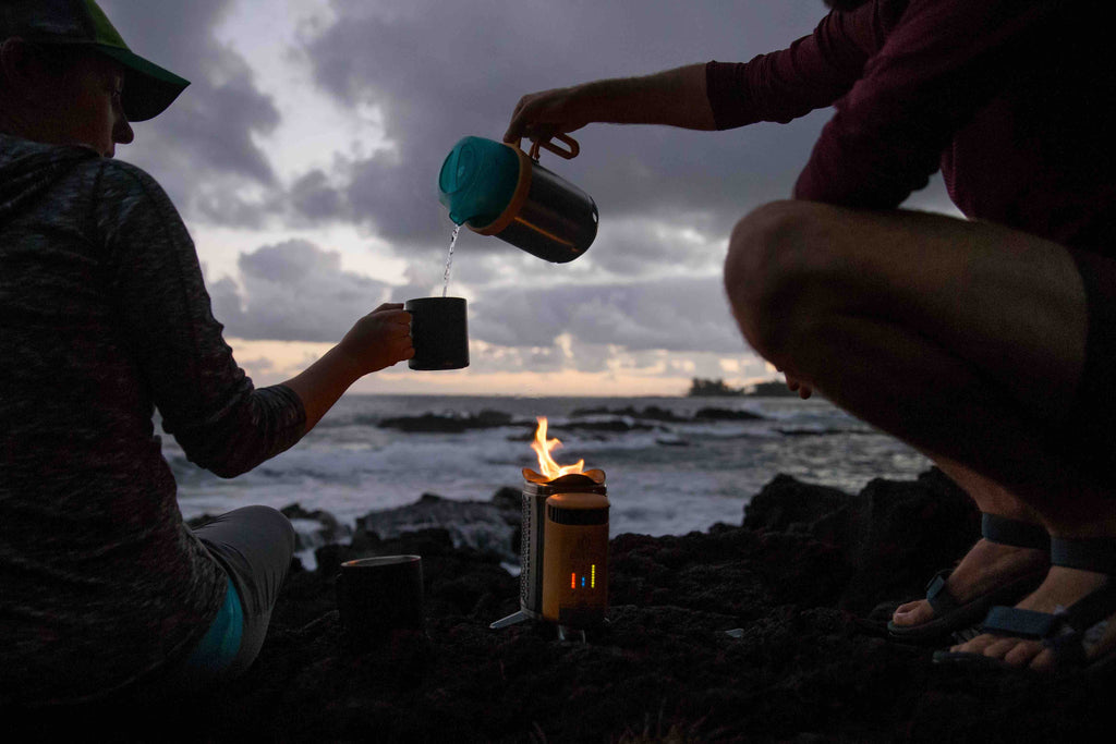 Campingkocher und Ladestation für Smartphones . Aus Holzfeuer Strom erzeugen ! BioLite CampStove Complete Cook Kit