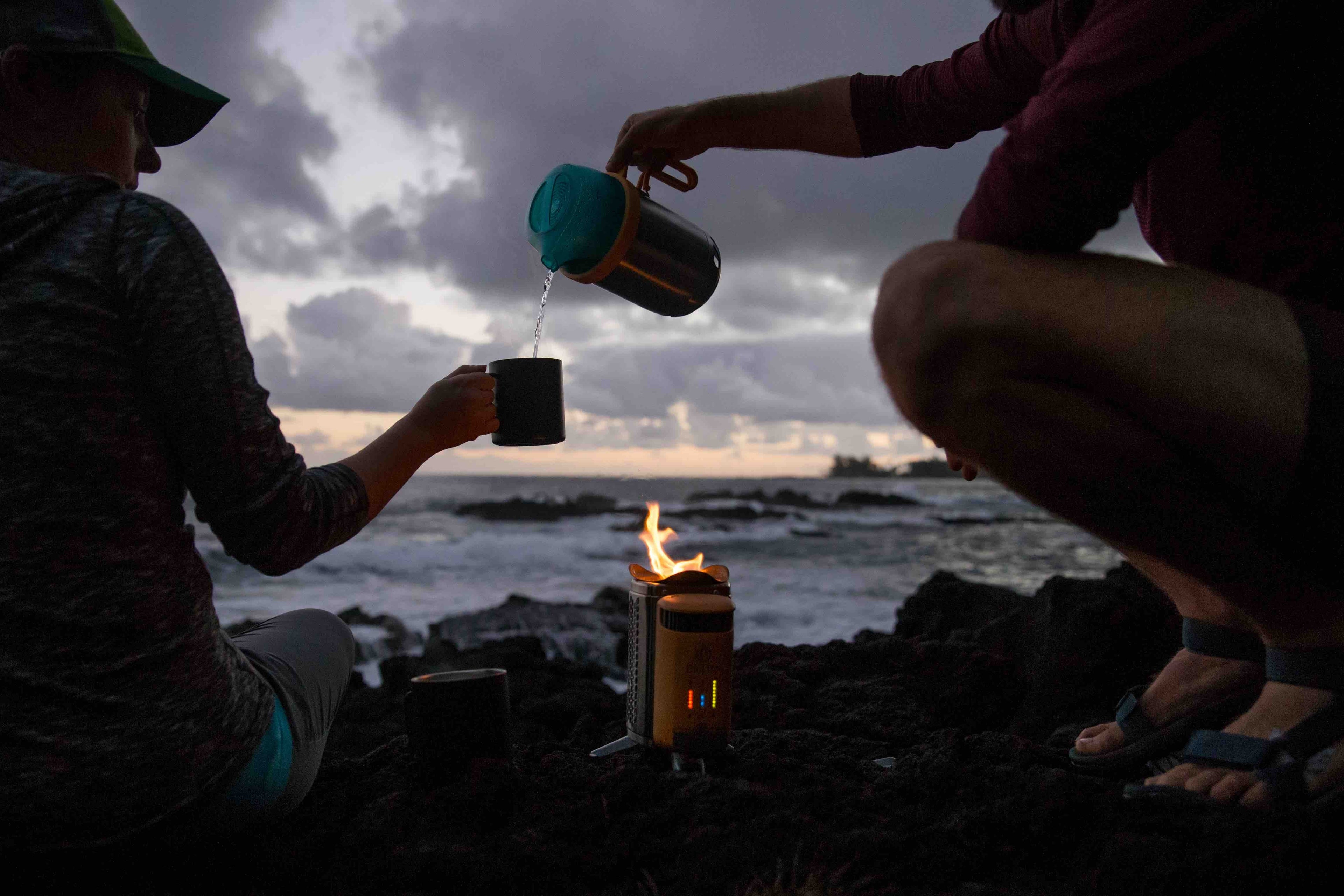 Campingkocher und Ladestation für Smartphones . Aus Holzfeuer Strom erzeugen ! BioLite CampStove Complete Cook Kit