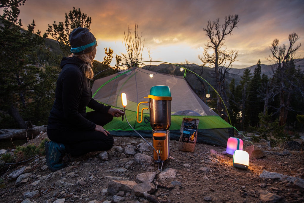 Campingkocher und Ladestation für Smartphones . Aus Holzfeuer Strom erzeugen ! BioLite CampStove Complete Cook Kit