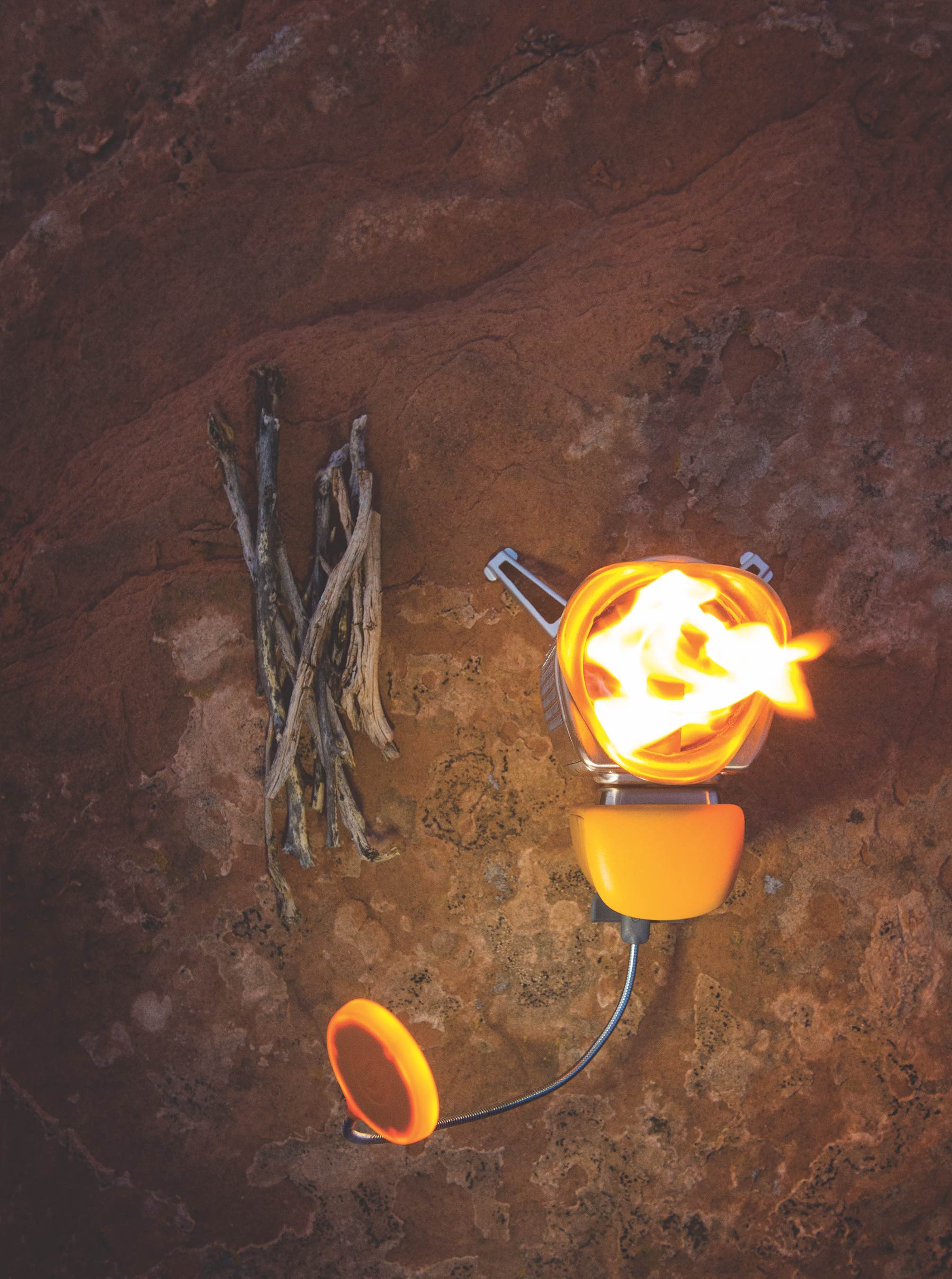 Campingkocher und Ladestation für Smartphones . Aus Holzfeuer Strom erzeugen ! BioLite CampStove Complete Cook Kit