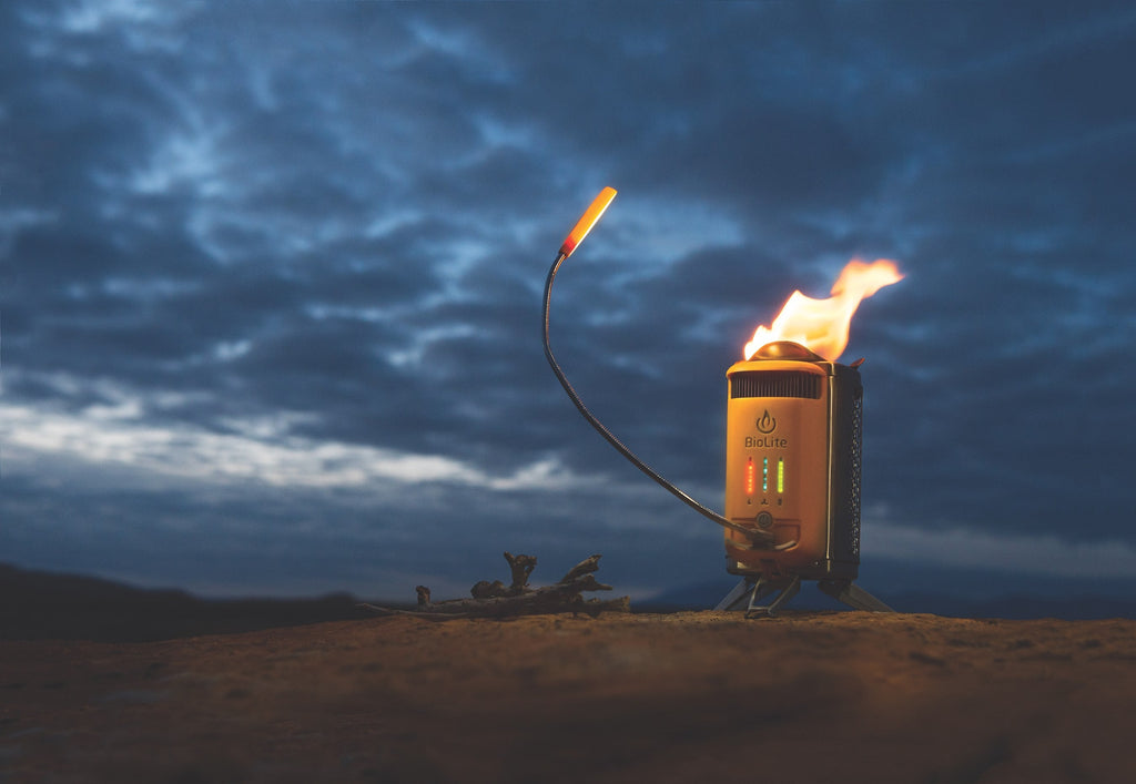 Campingkocher und Ladestation für Smartphones . Aus Holzfeuer Strom erzeugen ! BioLite CampStove Complete Cook Kit
