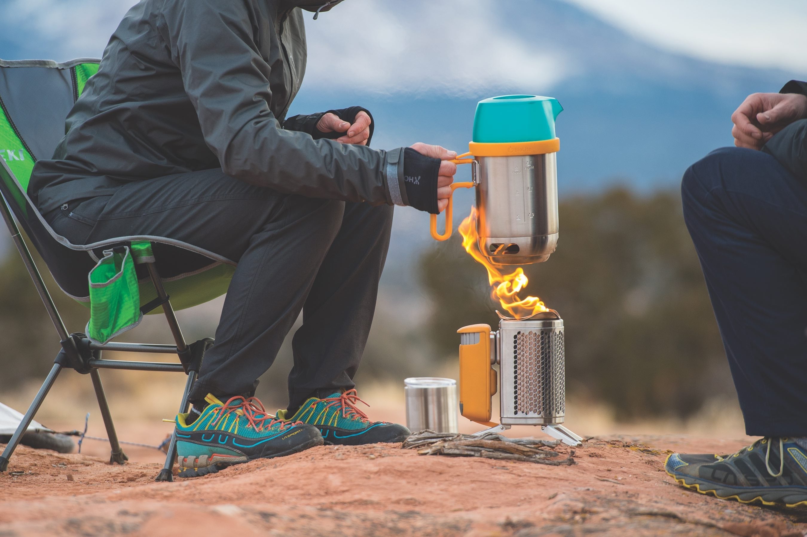 Campingkocher und Ladestation für Smartphones . Aus Holzfeuer Strom erzeugen ! BioLite CampStove Complete Cook Kit