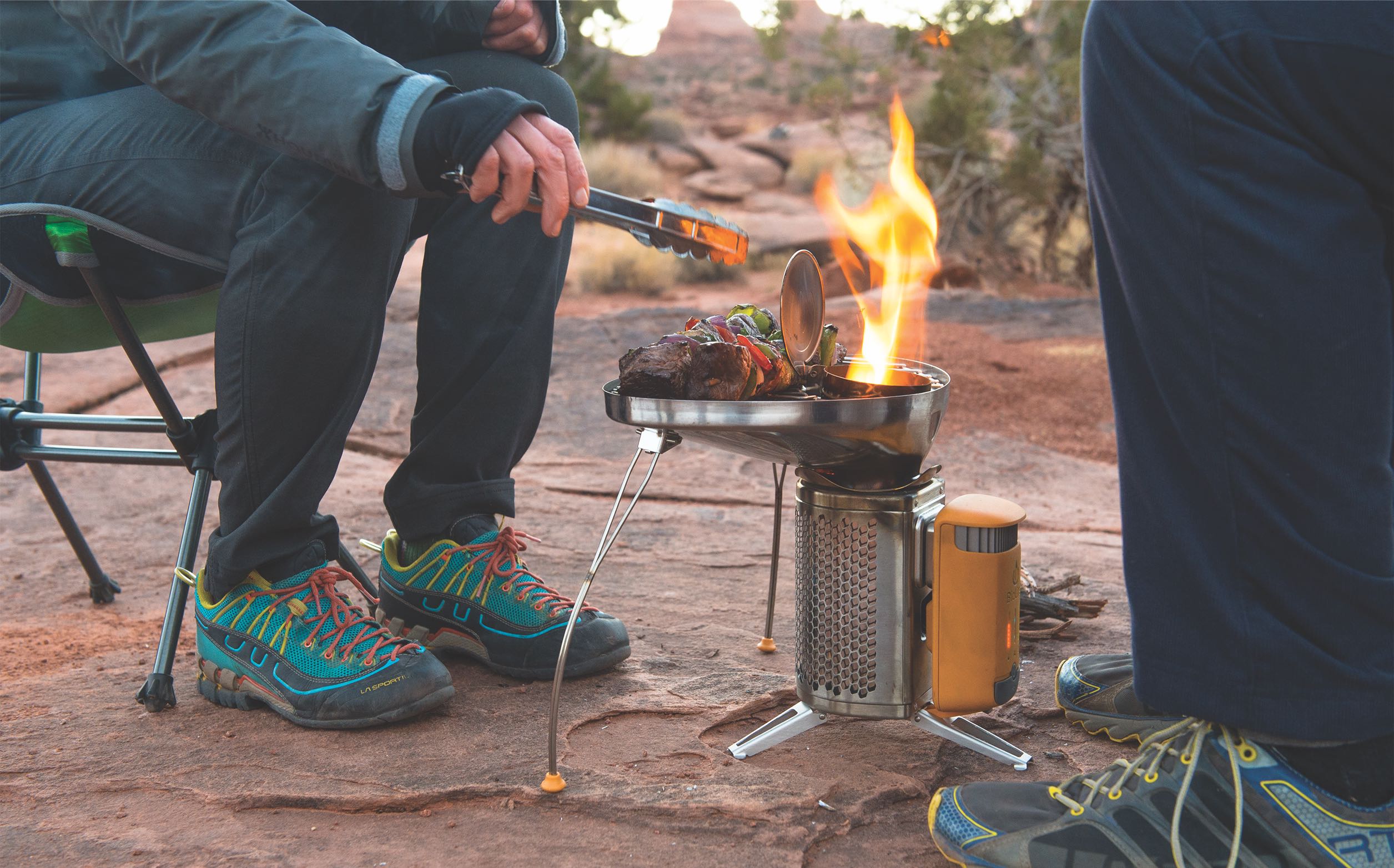 Campingkocher und Ladestation für Smartphones . Aus Holzfeuer Strom erzeugen ! BioLite CampStove Complete Cook Kit