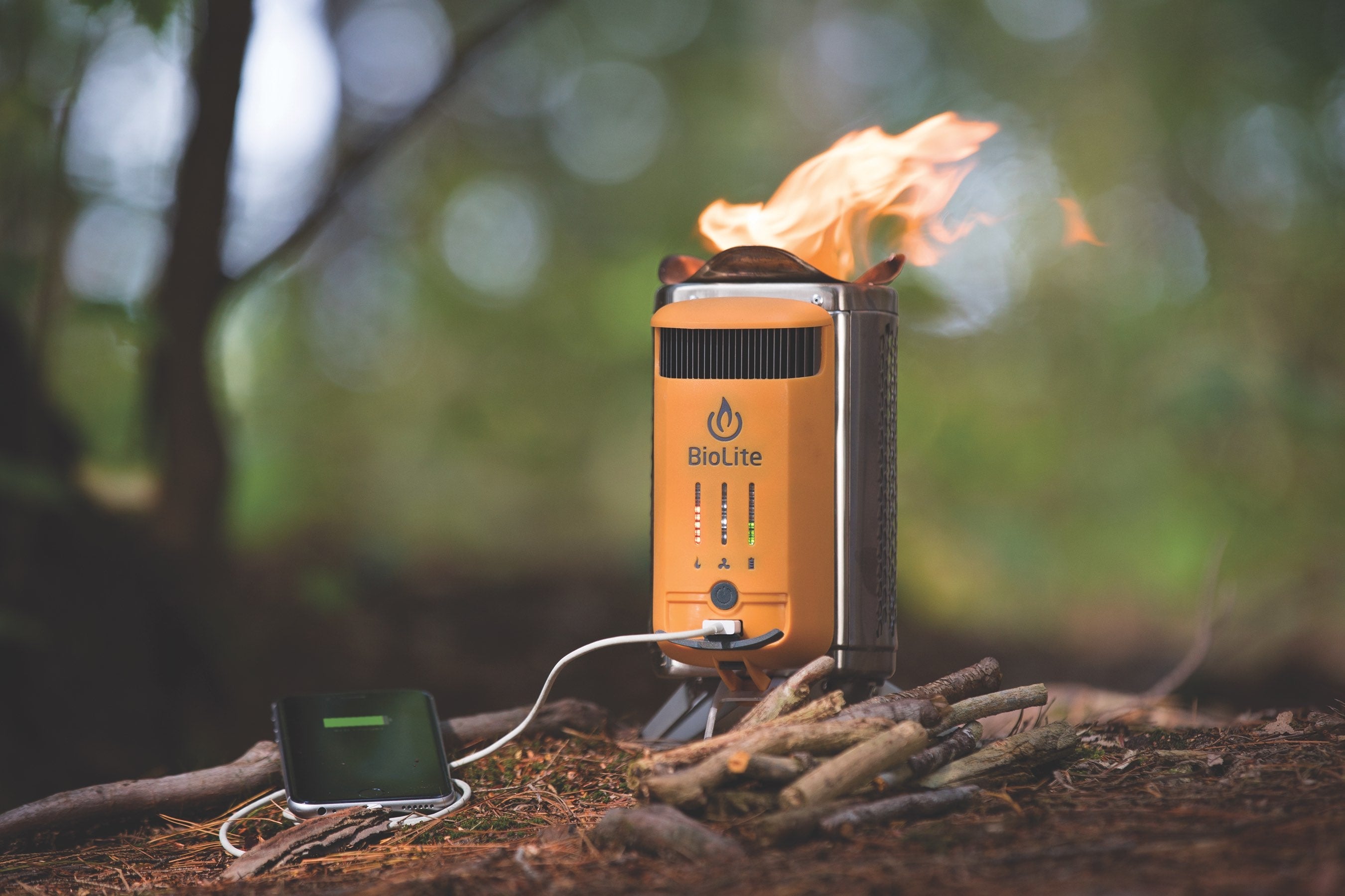 Campingkocher und Ladestation für Smartphones . Aus Holzfeuer Strom erzeugen ! BioLite CampStove Complete Cook Kit