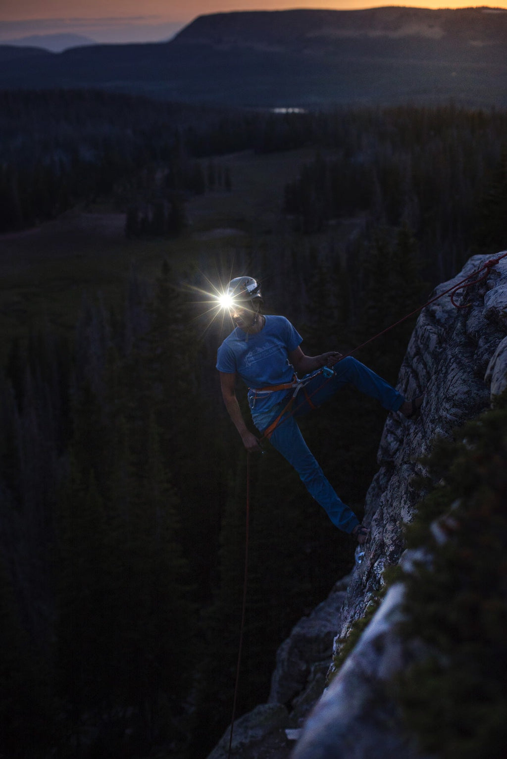 High-Performance Stirnlampe mit 750 Lumen, Li-Ion Akku und nur 150 g Gewicht von BioLite